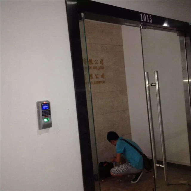 供应玻璃门地弹簧更换维修,玻璃门下垂维修
