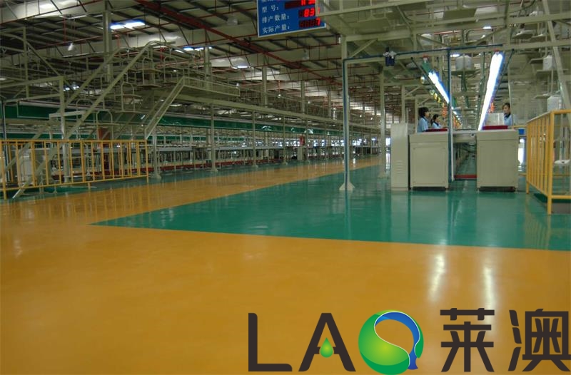 地坪涂料保养方便且耐磨,耐压,强度高,质地坚实,不仅具有功能性要求,同时还具有装饰性的效果。 随着人们生活水平的不断提高,市场对于环氧地坪的需求量也逐渐增加,环氧地坪的发展前景十分广阔。 环氧地坪虽然有很多的优点,但也存在一些问题,下面谈下环氧地坪的变色问题: 1,根据需要选择环氧树脂地坪涂料配方中的树脂和颜料:涂料中个别颜料的耐光和耐热性不好,有些树脂耐候性较差,遇到光易变黄; 2,在涂料配方设计时应注意不能使用能与树脂或助剂发生化学反应的颜料:在地坪施工调色时严禁不经过试验,就随意将在涂料配方设计