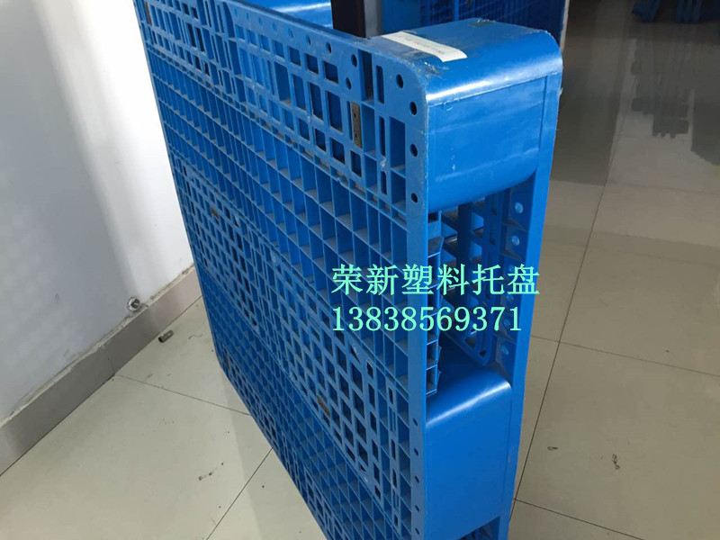 河南荣新塑料制品有限公司(河南桶装水塑料托盘|焦作川字网格塑料托盘)是浙江荣新集团在河南的办事处,荣新塑料托盘生产厂家是一家专业的塑料托盘制造商(塑料栈板,塑料卡板)生产厂家。公司生产制造的各种货架系列,标准系列,轻型系列,出口免熏蒸托盘系列的塑料周转托盘,垫仓板等,一次性注塑成型,技术与国际接轨。广泛应用化工,石化,食品,啤酒/饮料,水产品,饲料,制衣,制鞋,电子电器,玻璃等诸多行业的物流搬运仓储业。