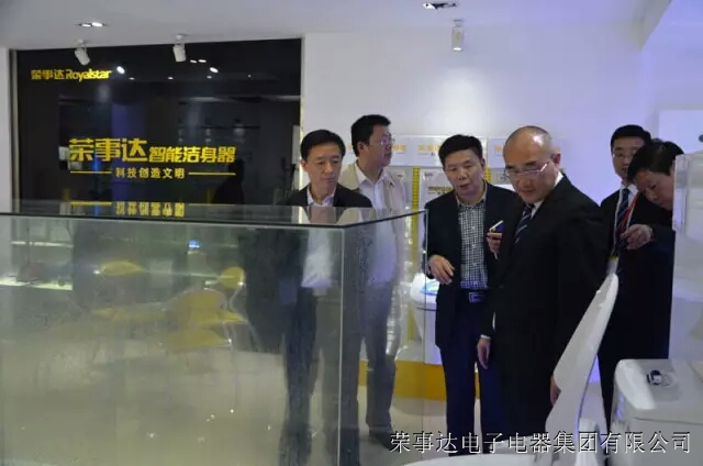 调研团现场观摩智能洁身器科技性功能演示 在座谈过程中,荣事达电子电器集团董事局主席潘保春向调研团做了智能洁身器项目专项报告。报告各项试验分析精确数据显示,在中日智能洁身器产品比较中,中国品牌在各项技术参数方面完全赶超国外品牌,而且在产品水泵增压、水质净化方面,中国品牌的产品更适合中国使用国情,在充分市场调研和研发力量积蓄的基础上,荣事达提出从智能马桶——超级马桶——超级卫生间的智能家居产业发展方向。