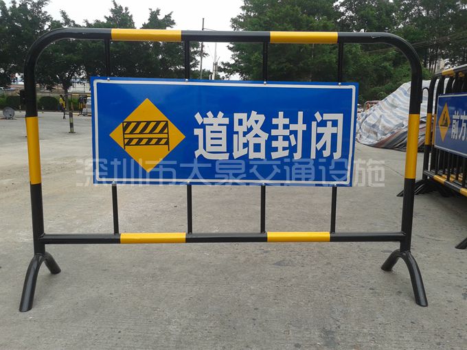 供应定制各种铁马护栏_隔离栏_围挡价格电议
