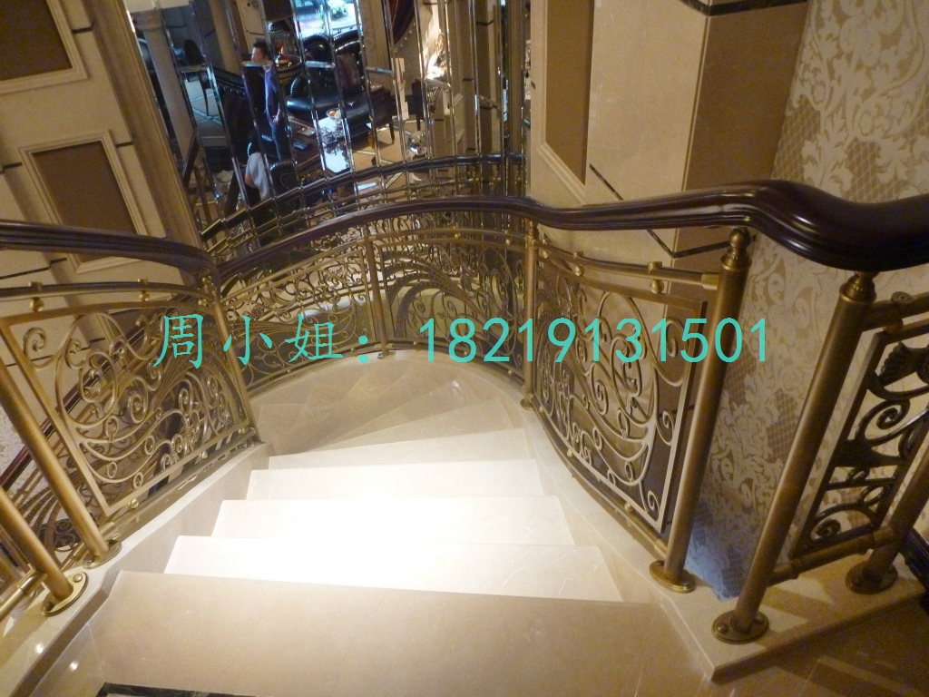 供应 阳台弧形铝雕刻护栏欧式设计护栏 我公司采用技术研制开发的楼梯雕花护栏,雕花护栏,铜艺整体雕花护栏,铝板雕刻护栏,等多种系列产品,以它独特的风格,亮丽的光泽,精美的造型,舒适细腻的手感,高贵典雅的品位而被广大用户所认可,为新世纪城市建筑,酒店,宾馆,豪华别墅,娱乐场所装饰,时尚住宅的装饰装修整添了一道靓丽的风景。 佛山溢升金属制品有限公司是一家专业生产建筑装饰五金的企业。产品包括:铝板屏风,铝艺楼梯护栏,铝板雕花设计,铝板浮雕。企业拥有一支现代化经营管理理念的专业化队伍。 生产工艺纯熟,科学,规范的质