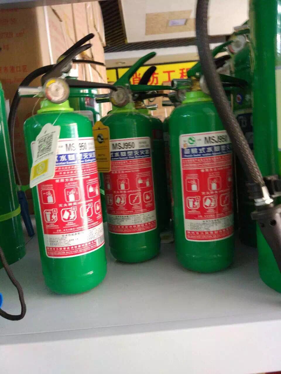 的功能特点: 1,内置微处理器; 2,采用SMT表面贴装工艺; 3,手动推进弹簧按钮后,内部开关动作,报警信号送到控制器,采用专用工具进行复位; 4,有一组无源触点输出; 5,带电话插孔,配合电话手柄使用。电话插孔位于手报的左侧下方 6,二总线,无极性。低功耗,最远传输距离1500m; 7,插拔式结构,可像安装探测器一样先将底座安装在墙上,布线后工程调试前再将手报部件插入底座。易于施工,维护; 8,设双灯显示,正常工作时巡检灯,电话指示灯闪亮,报警时确认灯常亮。 二,J-SAP-JBF-301/P手动火灾