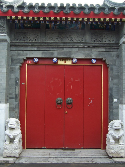 这些抱鼓石借助人物,草木,动物,工具,寓言,几何图案,表达了人们希望