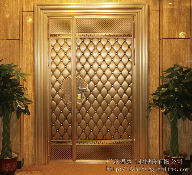 0焊接成,门头采用拱型设计与别墅建筑的弓型相得益彰,纯欧式豪华装饰
