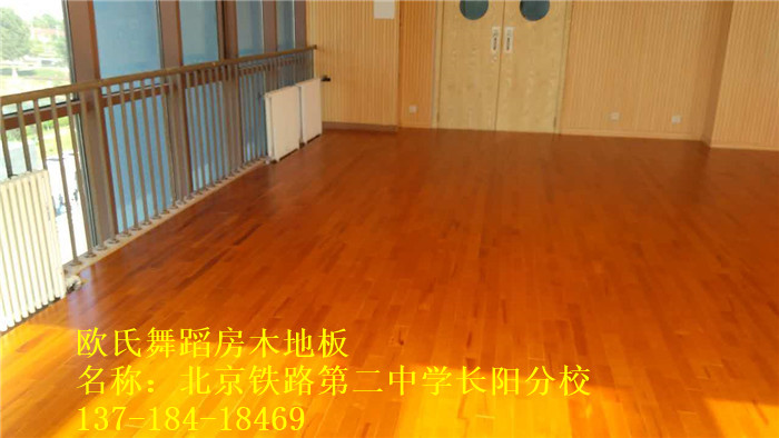 一般来说,室内篮球馆木地板的安装工程极其复杂,难度远超家用地板的施工过程,所以都是需要具有丰富经验的安装施工团队进行安装作业是较好的选择。 运动木地板安装时一些貌似微小的差错、偏差都可能引发整体工程的质量出现漏洞,所以最好聘请经验丰富的施工团队来安装篮球木地板,才能保证更好的使用体验,同时延长使用寿命。下面就由篮球木地板厂家详细为您介绍安装工序以及安装时需注意的事项。 首先:是运动木地板的大致铺法,比较常见的是运用单/双层的龙骨结构这两种安装方法。因为这两种方法安装的室内运动木地板不但稳