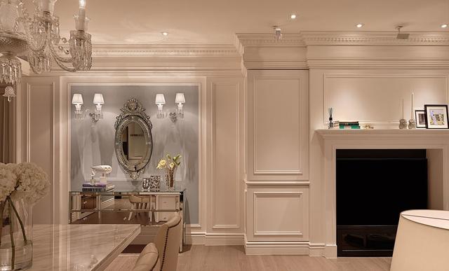 美式客厅护墙板效果图 这套法式风格的两居室装修,室内吊顶选择层级