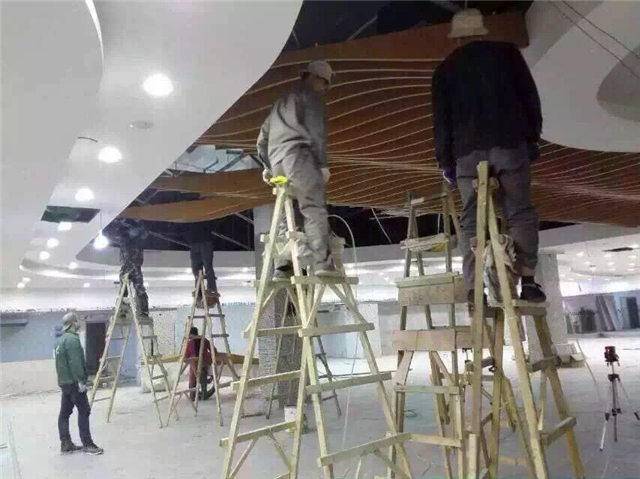 酒店大厅吊顶弧形铝方通-弯曲波浪铝方通
