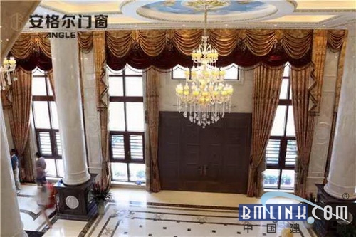 在欧式装修风格中,客厅大气的水晶吊饰灯,罗旋状的旋转楼梯,流畅如